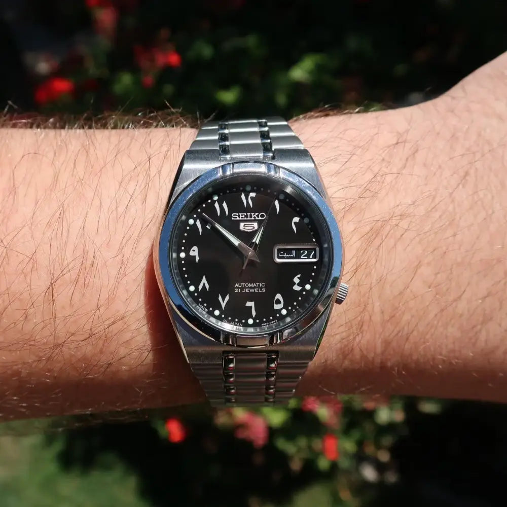 Seiko 5 SNK063J5 black Arabic numeral dial close-up with day-date
